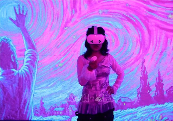 Khách tham quan trải nghiệm không gian thực tế ảo. (Ảnh: Khánh Hoà/TTXVN)